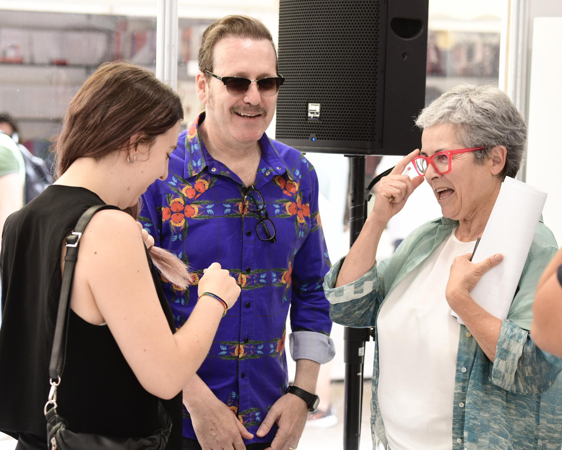 La directora de la Feria del Libro de Madrid, Eva Orúe (d), junto al humorista Joaquín Reyes (c), ofrece un balance de ventas y asistentes a esta edición, la número 84, que ha estado dedicada a Nueva York. EFE/ Víctor Lerena
