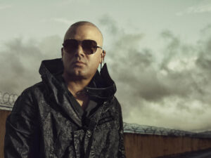 Fotografía cedida por La Base Music Group donde aparece el reguetonero puertorriqueño Wisin, quien reivindica "los tiempos de oro" del género urbano en su nuevo álbum, 'El Sobreviviente WWW', con la meta de traer de vuelta ese sonido original del perreo de la década del 2000 que, según dice a EFE, se está perdiendo. 'El Sobreviviente WWW' "representa la esencia de la calle y el sonido que me ha acompañado desde el inicio de mi carrera", confesó Wisin, que comenzó junto a Yandel en un famoso dúo a finales de los años 90. EFE/Omar Cruz/La Base Music Group
