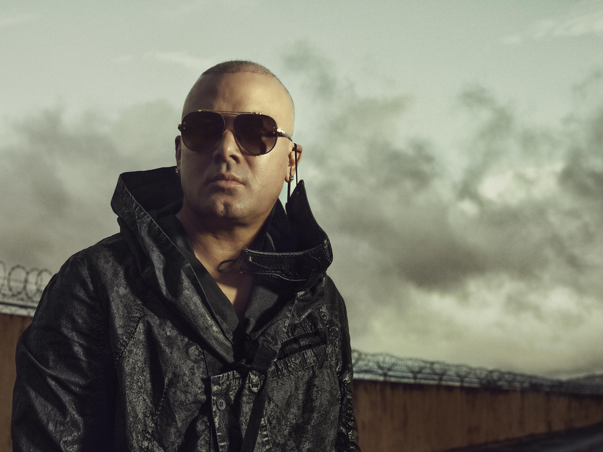 Fotografía cedida por La Base Music Group donde aparece el reguetonero puertorriqueño Wisin, quien reivindica "los tiempos de oro" del género urbano en su nuevo álbum, 'El Sobreviviente WWW', con la meta de traer de vuelta ese sonido original del perreo de la década del 2000 que, según dice a EFE, se está perdiendo. 'El Sobreviviente WWW' "representa la esencia de la calle y el sonido que me ha acompañado desde el inicio de mi carrera", confesó Wisin, que comenzó junto a Yandel en un famoso dúo a finales de los años 90. EFE/Omar Cruz/La Base Music Group