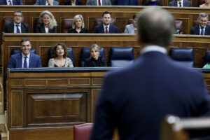 Imagen de archivo (13/03/2024) del presidente del PP, Alberto Núñez Feijóo (de espaldas) dirigiéndose al presidente del Gobierno, Pedro Sánchez, durante una sesión de control al Gobierno en el Congreso. EFE/Chema Moya
