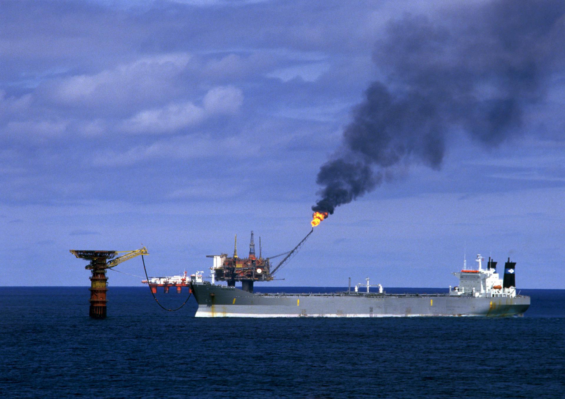 Fotografía de archivo que muestra la plataforma petrolífera Statfjord A en el Mar del Norte. EPA/HENRIK LAURVIK