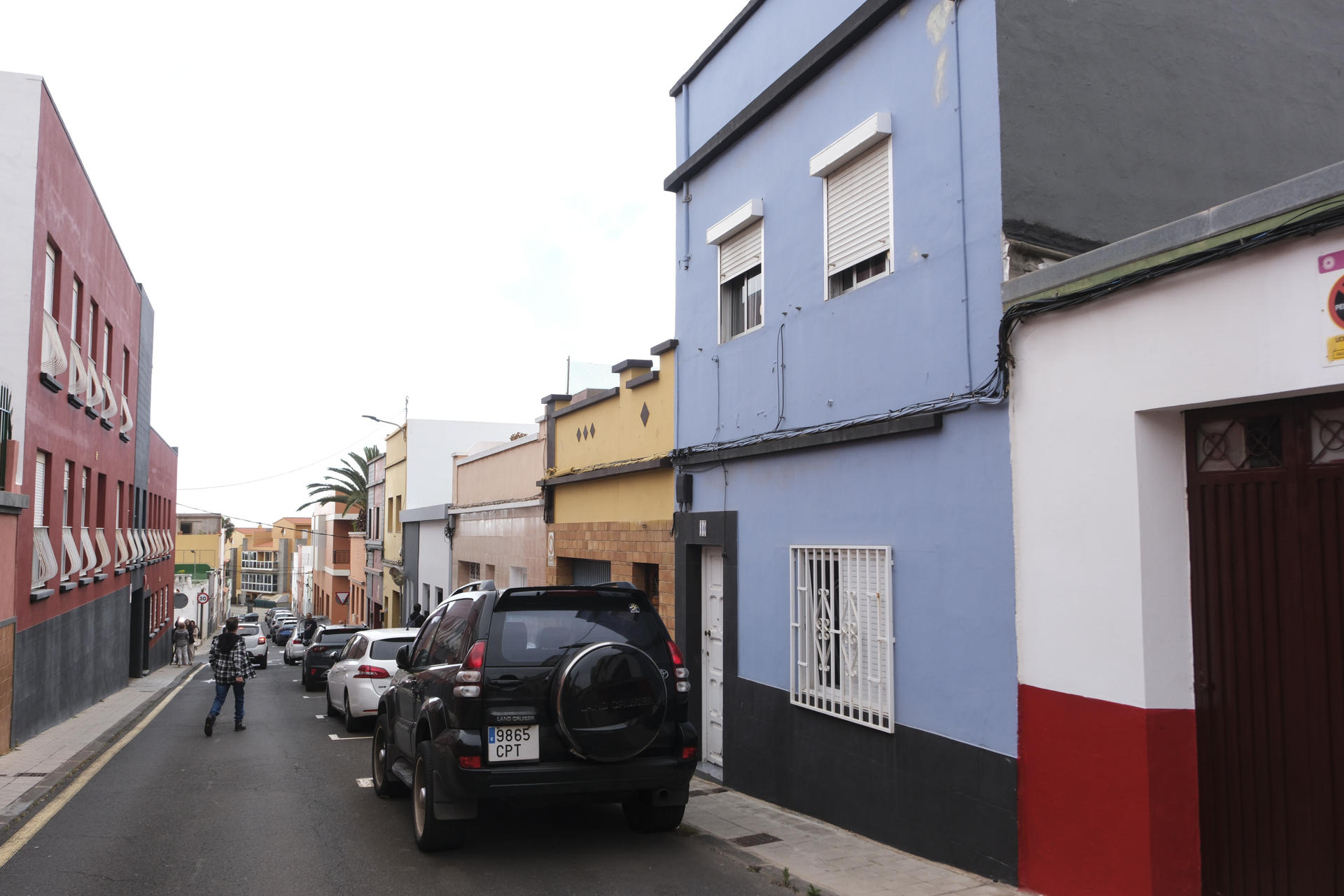 La mujer de 67 años que en la noche del miércoles falleció en el municipio tinerfeño de La Laguna fue apuñalada en la vivienda que compartía con su hijo, de 44 años, quien ha sido detenido. Hacia las 22.30 horas del miércoles los vecinos del inmueble, en la calle Los Guanches, en la zona de Barrio Nuevo, alertaron a la policía porque un hombre corría con rastros de sangre. En la imagen, vista de la vivienda en la que sucedieron los hechos. EFE/ Alberto Valdés