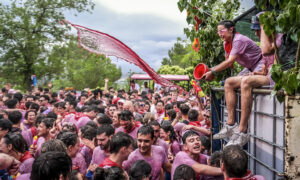 Imagen de archivo del año pasado de la Batalla del Vino en la ciudad riojana de Haro, declarada Fiesta de Interés Nacional. EFE/Fernando Díaz