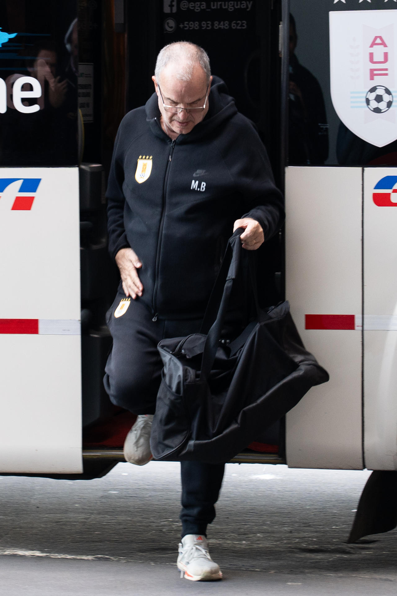 El seleccionador de Uruguay, Marcelo Bielsa, llega este miércoles al Aeropuerto Internacional de Carrasco en Montevideo, desde donde la delegación partió a Asunción para el partido de este jueves correspondiente a las eliminatorias del Mundial de 2026. EFE/ Sofía Torres
