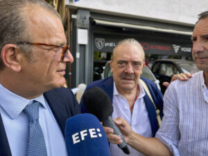 El Tribunal de Roma ha citado al actor francés Gérard Depardieu, acusado de agredir al paparazzi italiano Rino Barillari (c), en mayo de 2024, cuando éste intentó fotografiarlo junto a su esposa en la capital italiana. Depardieu no ha comparecido este martes en Roma y el juicio por presunta agresión al paparazzi continúa.- EFE/ Daniel Cáceres
