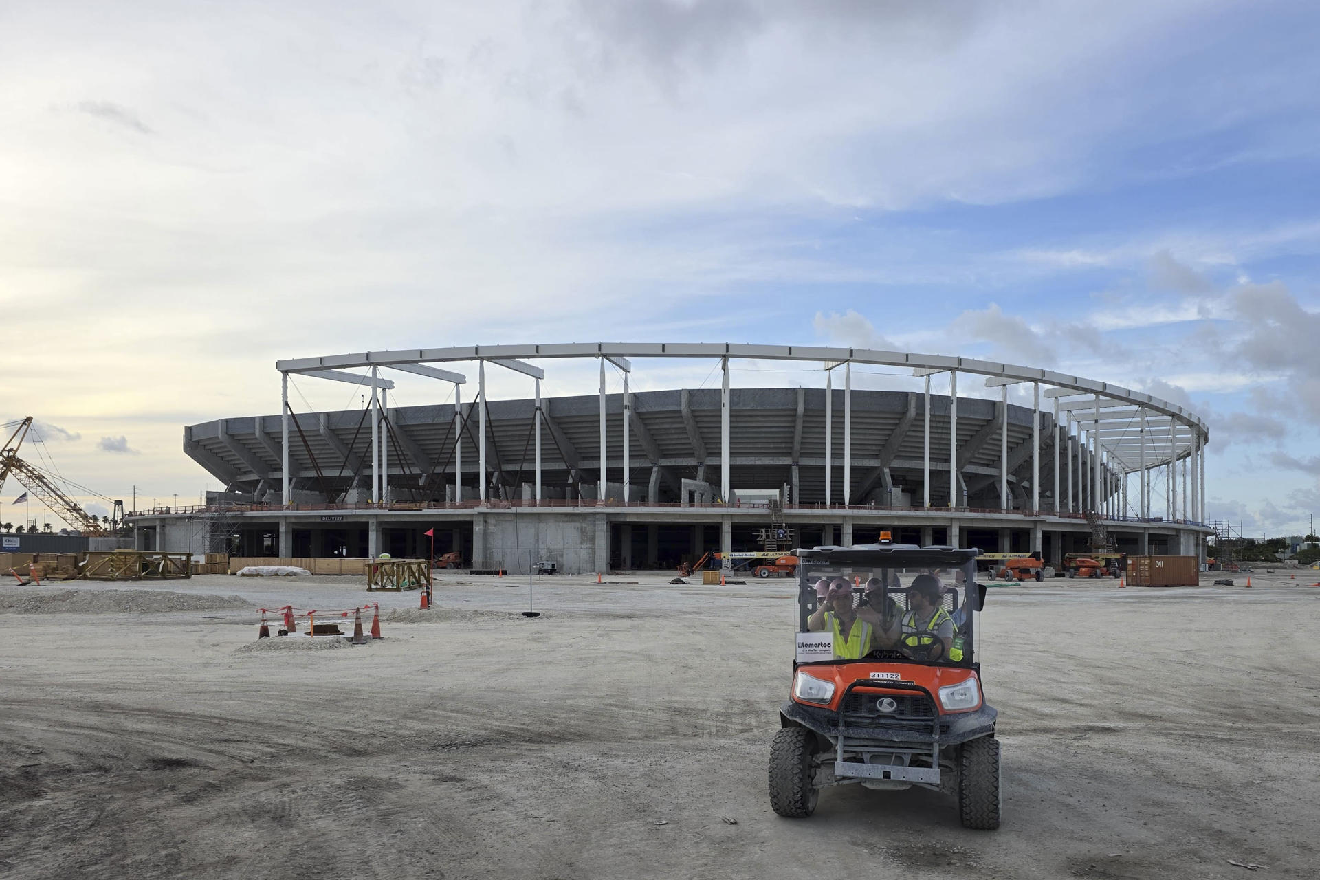 El fútbol es el foco principal, pero no el único. El nuevo estadio del Inter Miami será más que un campo de fútbol. Leo Messi pondrá la magia en el césped, aunque no será la única experiencia disponible. Palcos de lujo, conciertos y un centro de comercios y restaurantes también formarán parte de la experiencia 'Freedom Park': el nuevo hogar del Inter Miami. EFE/ Alberto Boal
