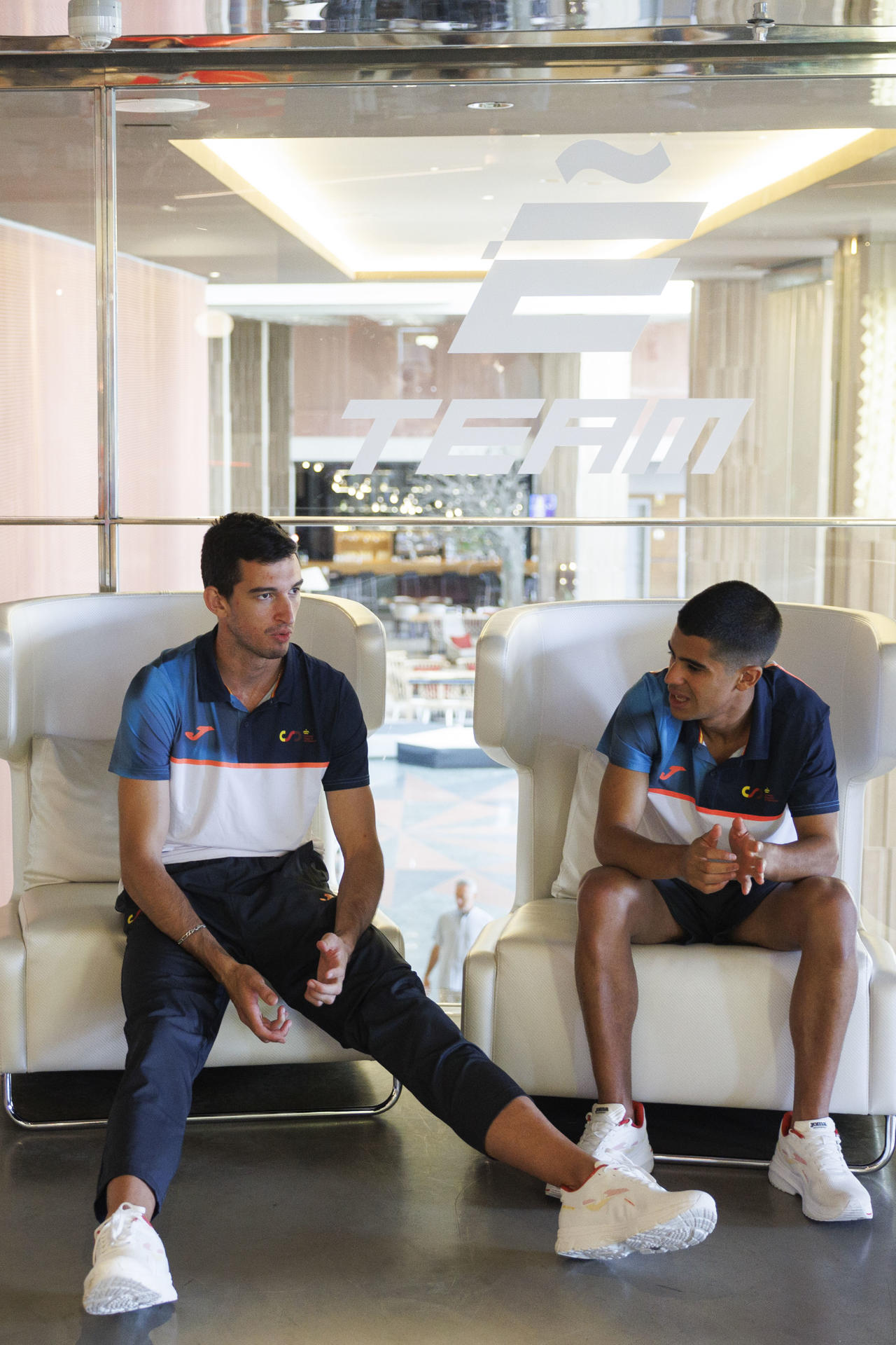 Los atletas españoles Quidue Llopis (i) y Mohamed Attaoui charlan durante la presentación del equipo que participará en el Campeonato de Europa de Atletismo por selecciones nacionales, este martes, en Madrid. EFE/ Sergio Pérez