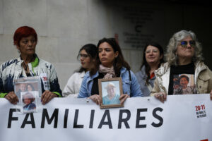 Imagen de archivo de asociaciones de víctimas y damnificados por la dana del 29 de octubre en una concentración ante la Ciudad de la Justicia de València el pasado 11 de abril. EFE/Biel Aliño