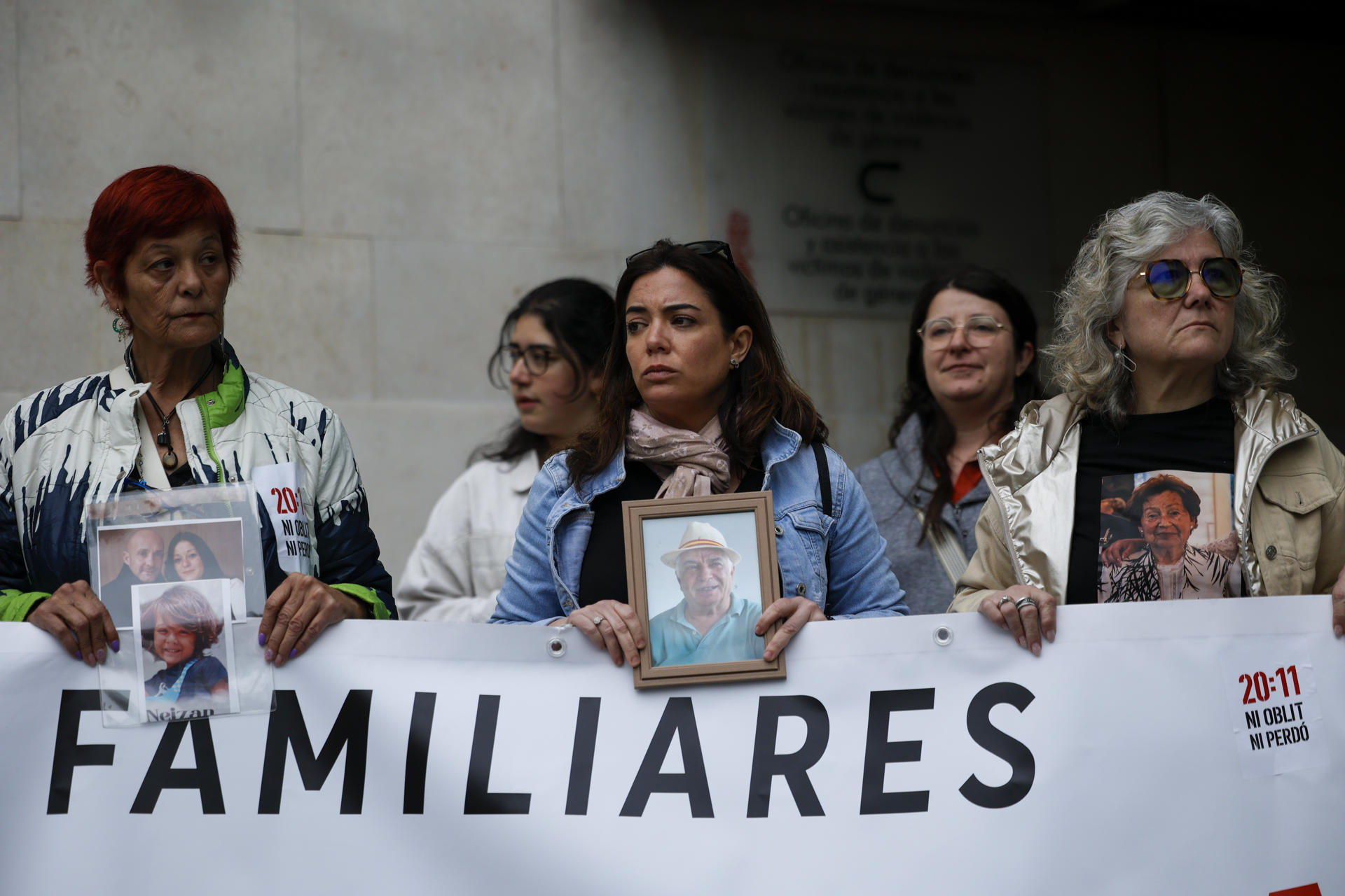 Imagen de archivo de asociaciones de víctimas y damnificados por la dana del 29 de octubre en una concentración ante la Ciudad de la Justicia de València el pasado 11 de abril. EFE/Biel Aliño