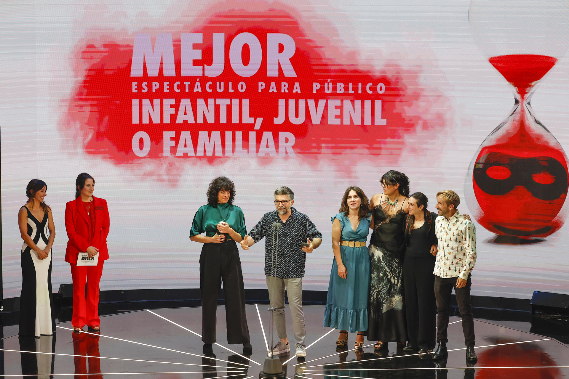 Los integrantes de la compañía Societé Mouffette y Coma14 tras recibir el premio a ´Mejor espectáculo para público infantil, juvenil o familiar´ por la obra ´Cuento de Navidad (encapsulando a Dickens)´, durante la 28ª edición de los Premios Max de las Artes Escénicas, el reconocimiento más prestigioso dedicado a los profesionales del teatro y la danza en España, este lunes en el teatro Gayarre de Pamplona. EFE/Villar López.
