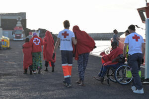 Imagen de archivo de la llegada al puerto de La Restinga (El Hierro) de un grupo de inmigrantes rescatados por Salvamento Marítimo. EFE/Gelmert Finol