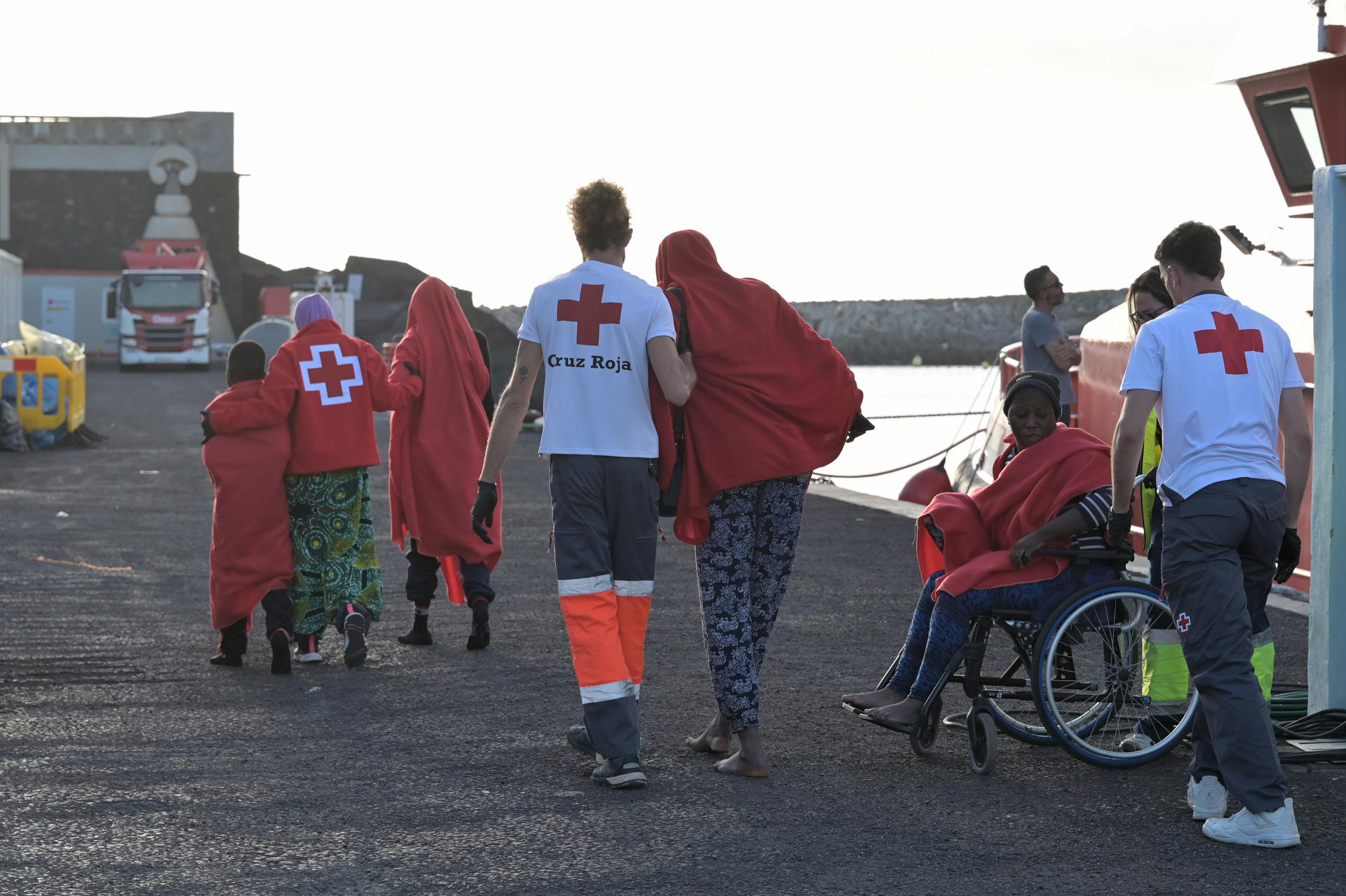 Imagen de archivo de la llegada al puerto de La Restinga (El Hierro) de un grupo de inmigrantes rescatados por Salvamento Marítimo. EFE/Gelmert Finol