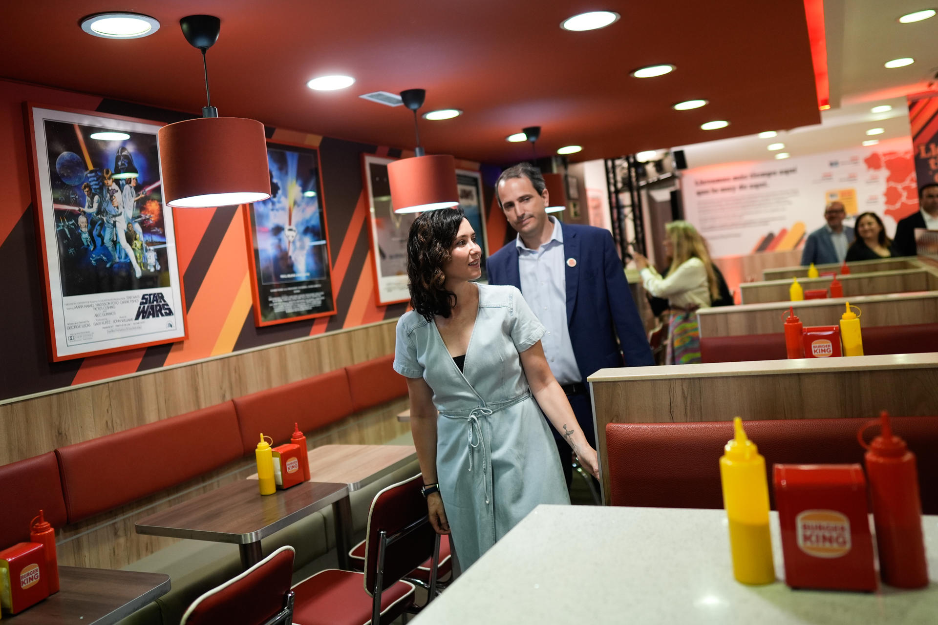 La presidenta de la Comunidad de Madrid, Isabel Díaz Ayuso, participa este martes en la conmemoración del 50º aniversario de la cadena de restaurantes Burger King en España. EFE/Comunidad de Madrid
*SOLO USO EDITORIAL/SOLO DISPONIBLE PARA ILUSTRAR LA NOTICIA QUE ACOMPAÑA (CRÉDITO OBLIGATORIO)*
