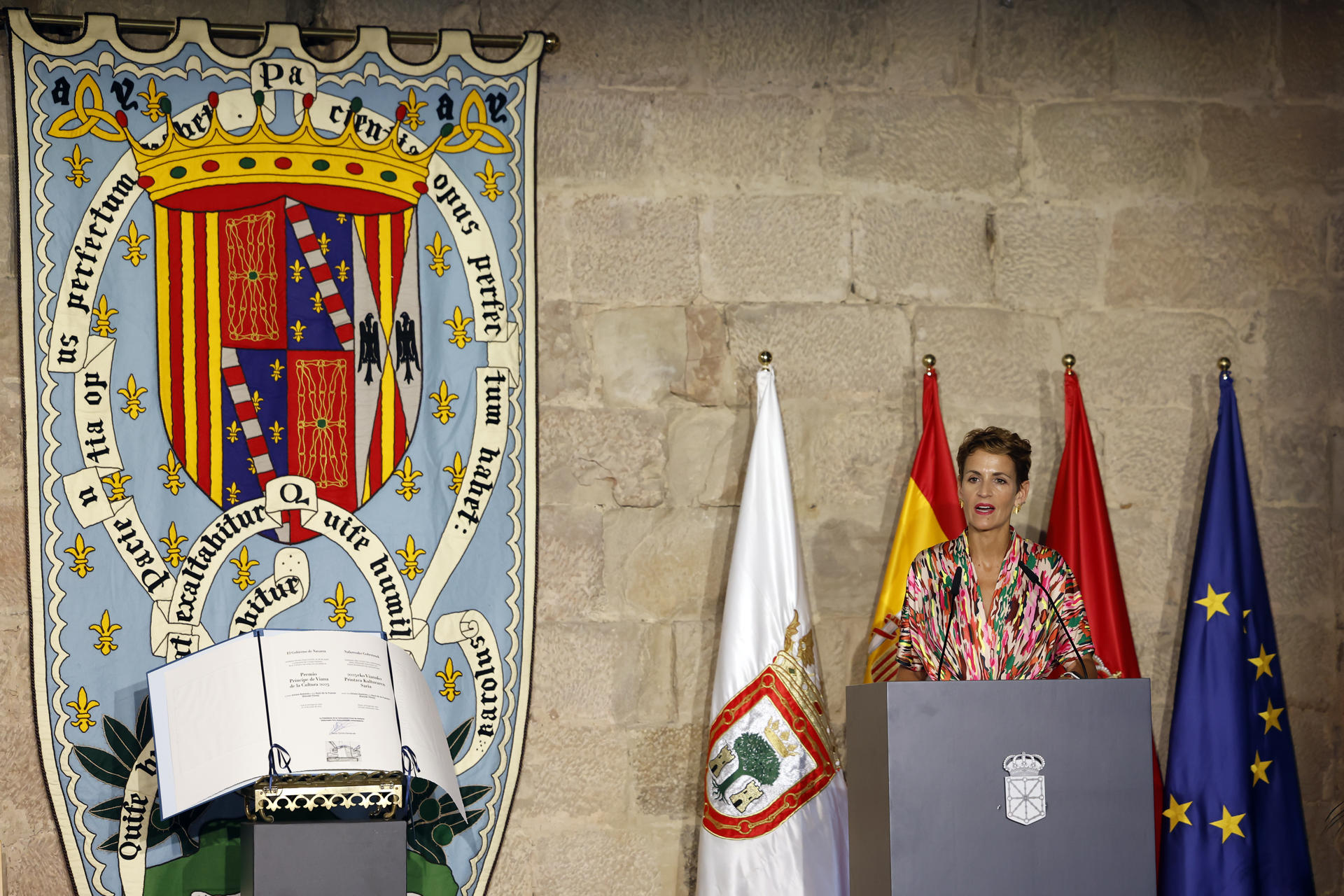 La presidenta de Navarra, María Chivite, ha elogiado a los galardonados en la nueva edición con el Premio Príncipe de Viana de la Cultura, los cineastas Raúl de la Fuente y Amaia Remírez, por su mirada "humana, empática", con narraciones y propuestas visuales que "no huyen de la realidad por cruda que sea". En su discurso en el acto, celebrado en el Castillo de Olite, la presidenta ha considerado que en ellos se encarnan valores como el trabajo técnico, su compromiso con los derechos humanos reflejado en sus obras, y el vínculo de ambos con el ámbito rural.EFE/Jesús Diges