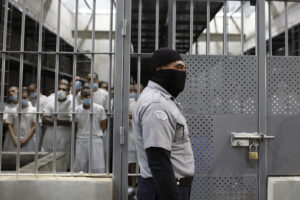 Un hombre custodia una celda en el Centro de Confinamiento del Terrorismo (Cecot) en Tecoluca (El Salvador). Foto de archivo EFE/ Rodrigo Sura