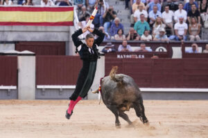 El diestro Manuel Escribano en la faena a su segundo toro en el festejo taurino de la feria de San Isidro que se celebra este sábado en la Monumental de Las Ventas, en Madrid, con toros de Adolfo Martín para los diestros Antonio Ferrera, Fernando Robleño y Manuel Escribano. EFE/ Borja Sanchez-Trillo