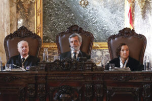El magistrado Carlos Lesmes (c) preside la vista pública en el Tribunal Supremo sobre los menores migrantes el pasado 29 de mayo. EFE/ J.P.Gandul POOL