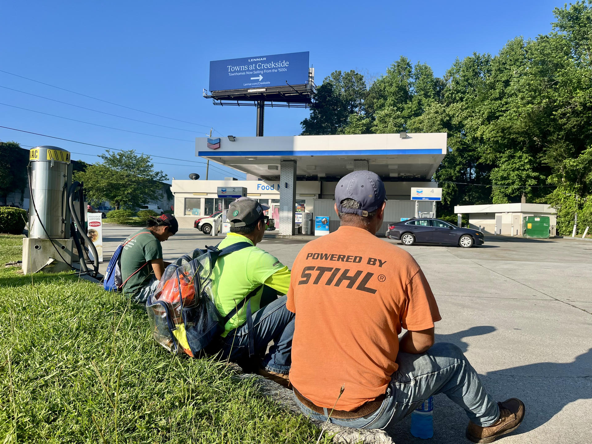 Jornaleros esperan en una gasolinera el 6 de junio de 2025 en Atlanta (EE.UU.). EFE/Marcelo Wheelock