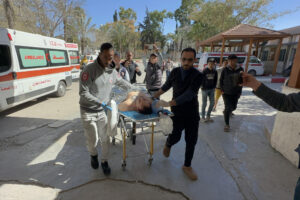 Personal sanitario traslada a un herido al Hospital de los Mártires de Al Aqsa, ubicado en Bei Al Bala, en Gaza. EFE/-