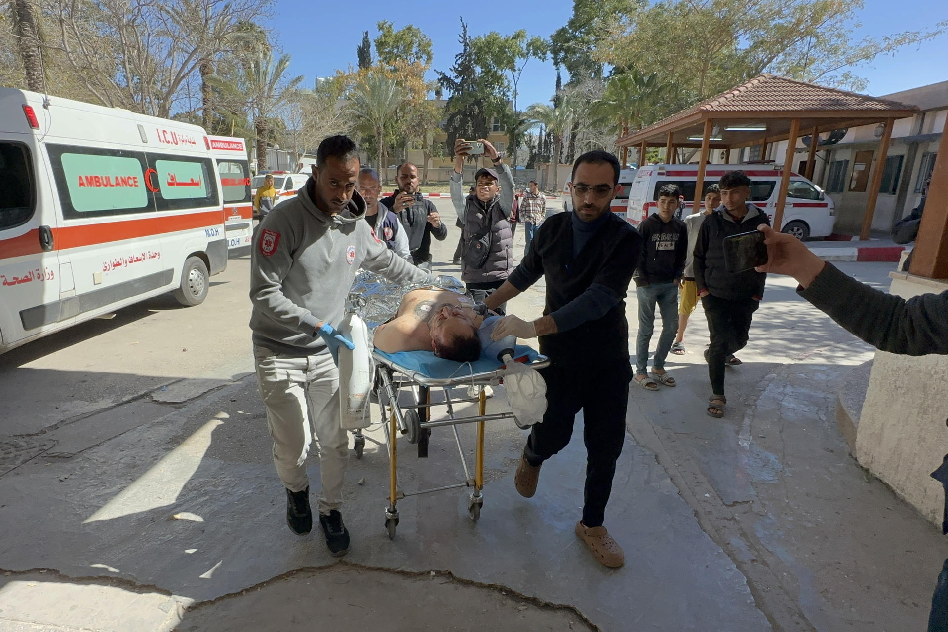 Personal sanitario traslada a un herido al Hospital de los Mártires de Al Aqsa, ubicado en Bei Al Bala, en Gaza. EFE/-
