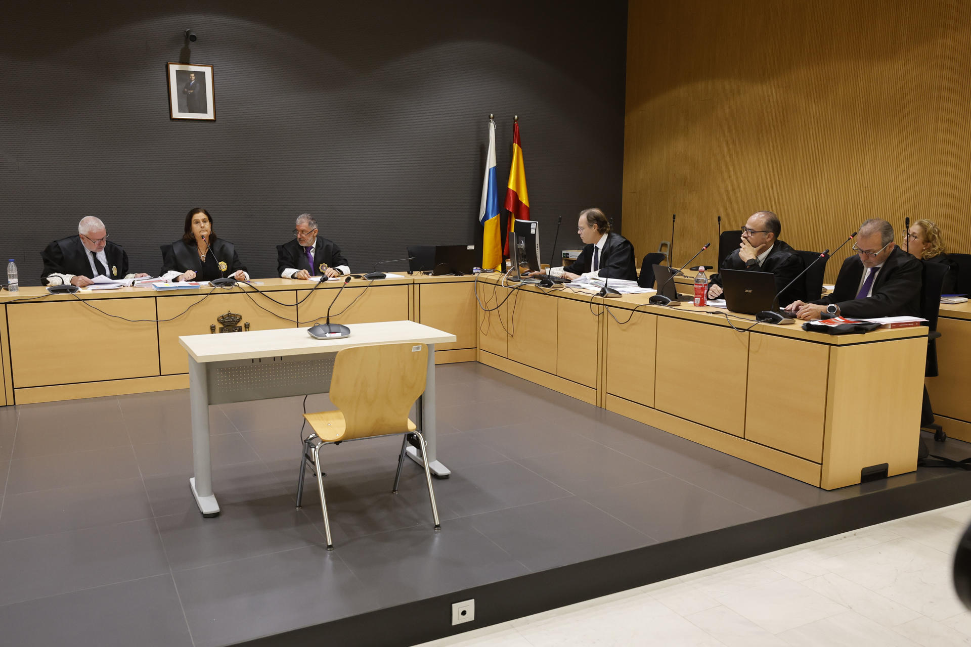 El padre acusado de haber violado de forma continuada a su hija y a la de su novia en Gran Canaria y de haber grabado imágenes pornográficas con ellas, desde que las dos niñas tenían cuatro años, se ha declarado culpable de los hechos y ha dicho que su entonces pareja también participó en ellos. EFE/ Elvira Urquijo A.