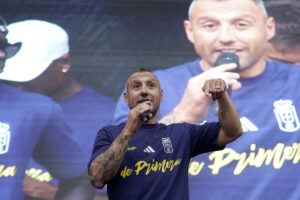 Santi Cazorla se ha erigido como el ícono del Real Oviedo, protagonista del momento de gloria que disfruta el conjunto carbayón, que este domingo festeja el retorno a Primera División con la capital asturiana enloquecida, con riadas de gente ataviadas con la camiseta azul. EFE/Paco Paredes