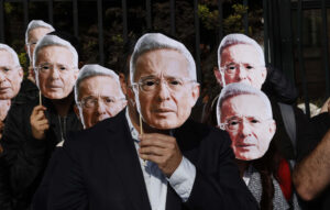 Fotografía de archivo, tomada en febrero pasado, en un grupo de personas al usar mascaras con la imagen del expresidente colombiano Álvaro Uribe (2002-2010), en el complejo judicial de Paloquemao, en Bogotá (Colombia). EFE/Mauricio Dueñas