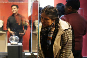 Fotografía del 5 de junio de 2025 de una mujer observando una exposición de artesanías en miniatura en el museo Costumbrista en La Paz (Bolivia). EFE/ Luis Gandarillas