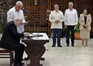 El secretario del Vaticano para las Relaciones con los Estados y los Organismos Internacionales, Paul Richard Gallagher (i), asiste a la cancelación de un sello postal que conmemora los 90 años de relaciones de Cuba con el Vaticano este 4 de junio de 2025, en La Habana (Cuba). EFE/ Ernesto Mastrascusa