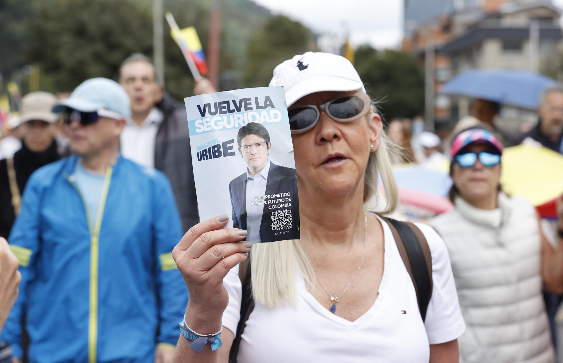 Una mujer sostiene un cartel durante una caminata por la paz y en apoyo al senador Miguel Uribe Turbay este domingo, en Bogotá (Colombia). EFE/ Mauricio Dueñas Castañeda
