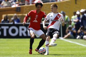 El centrocampista del River Plate Franco Mastantuono (D) en acción contra el centrocampista del Urawa Red Diamonds Yoichi Naganuma (I) durante el partido de la primera jornada del Mundial de Clubes de la FIFA. EFE/EPA/JOHN G. MABANGLO