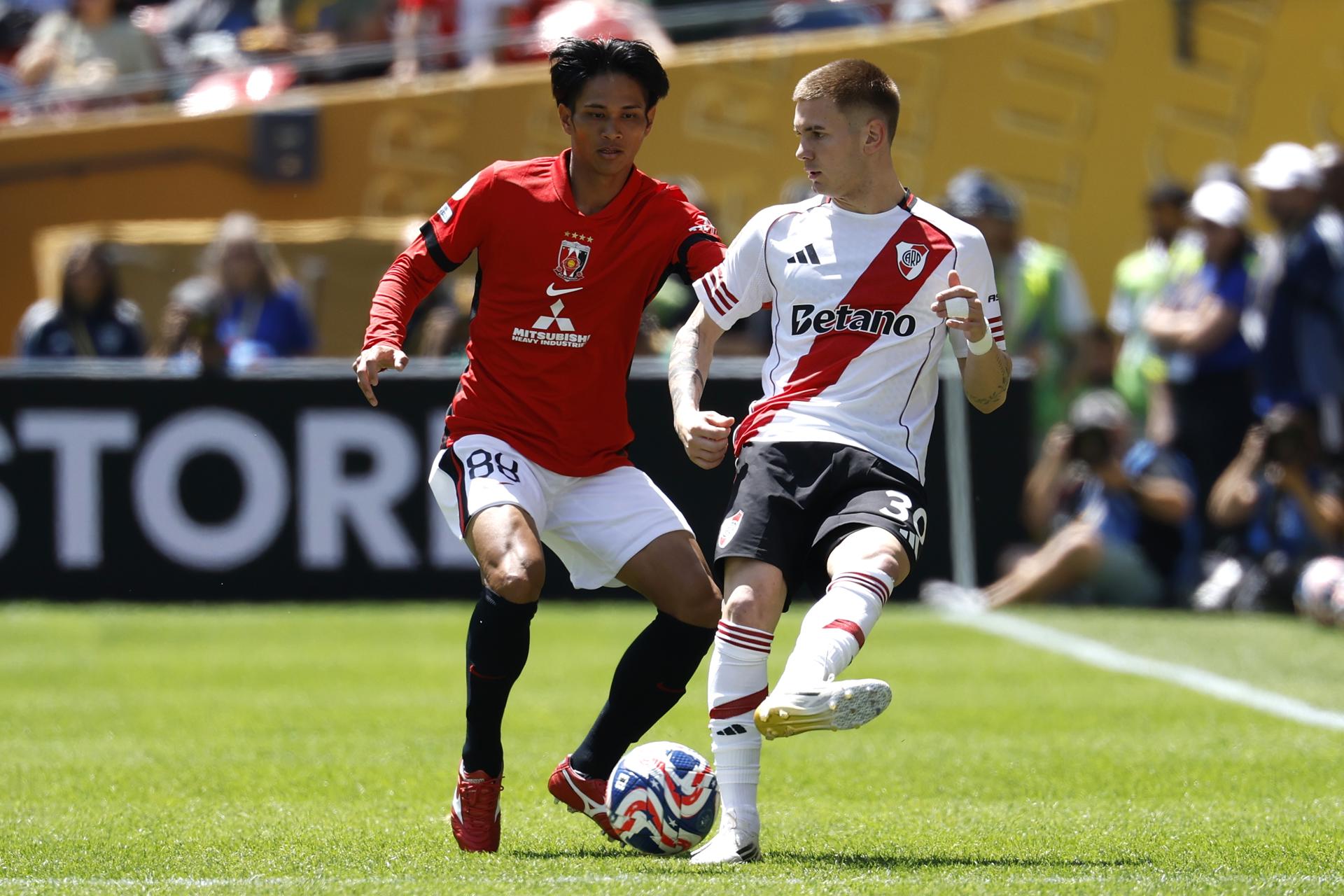 El centrocampista del River Plate Franco Mastantuono (D) en acción contra el centrocampista del Urawa Red Diamonds Yoichi Naganuma (I) durante el partido de la primera jornada del Mundial de Clubes de la FIFA. EFE/EPA/JOHN G. MABANGLO
