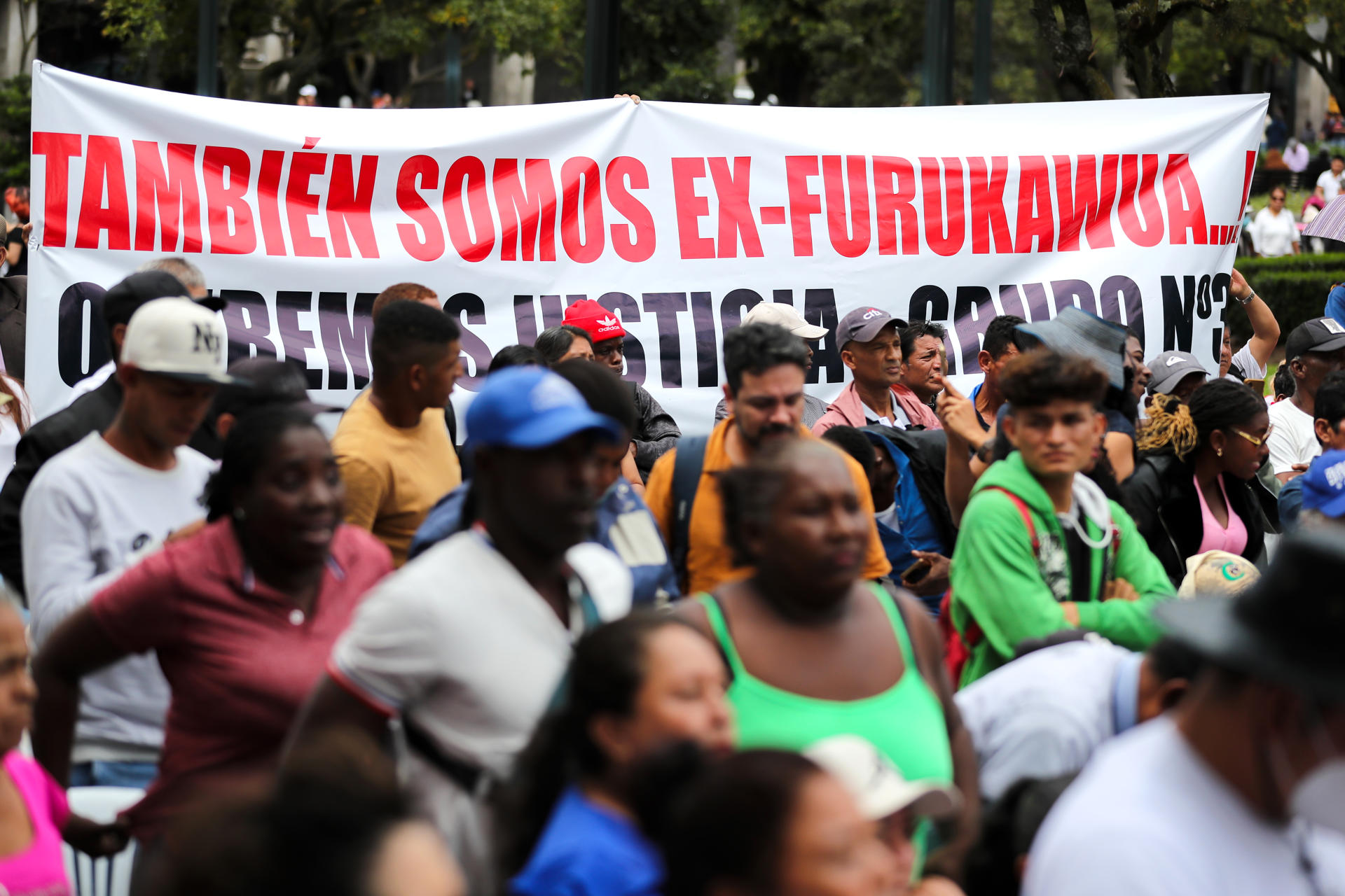 Decenas de personas fueron captadas este sábado, 31 de mayo, durante un acto en el que el Gobierno ecuatoriano pidió disculpas a las víctimas de esclavitud moderna cometida por la empresa de capitales japoneses Furukawa, frente el Palacio de Gobierno, en Quito (Ecuador). EFE/José Jácome