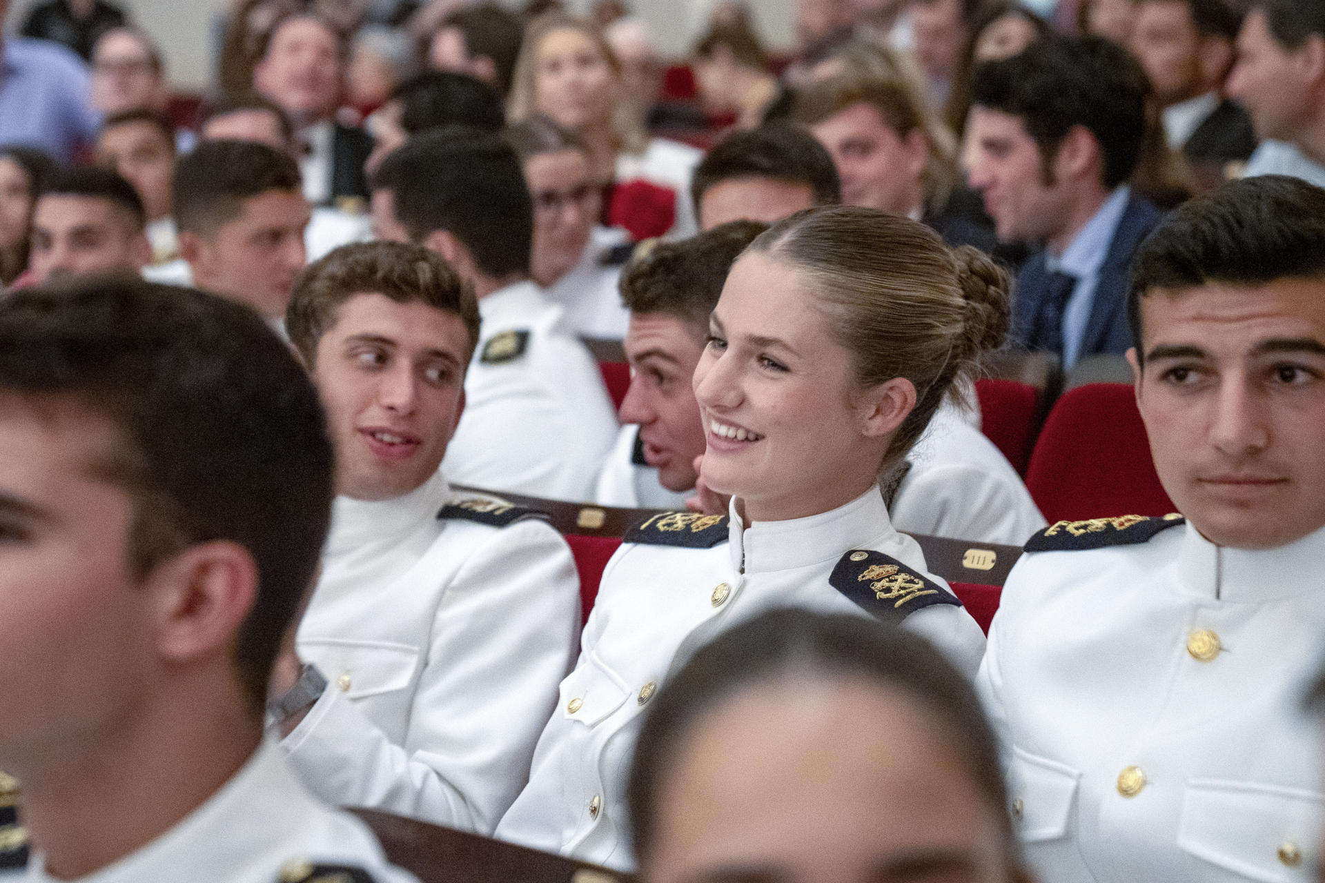 La princesa Leonor de Borbón y guardiamarinas del Juan Sebastián de Elcano asisten al concierto 'A Musical Fantasy from Spain' del Teatro Real de Madrid este jueves, en el Carnegie Hall en Nueva York (Estados Unidos). EFE/ Ángel Colmenares