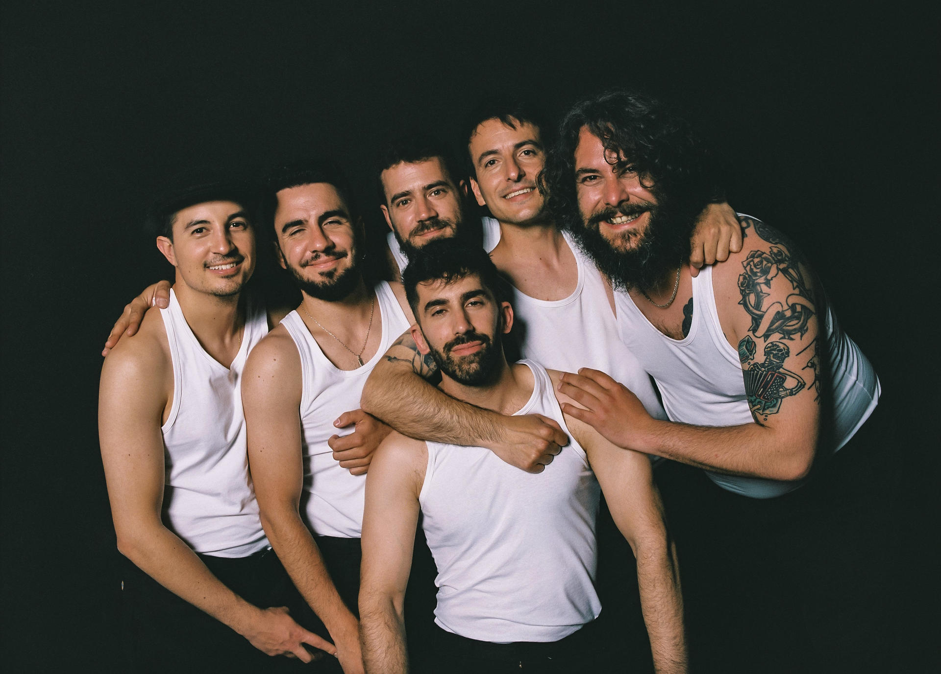 El grupo burgalés La M.O.D.A. regresa tras un parón de año y medio con un nuevo disco bajo el brazo más alegre y enérgico pero que no pierde su toque nostálgico, como explica el vocalista y guitarrista, David Ruiz, en una entrevista con la Agencia EFE en la que avisa de que habrá canciones más rockeras para cantarlas a pleno pulmón. EFE/Universal Music Spain / SOLO USO EDITORIAL/SOLO DISPONIBLE PARA ILUSTRAR LA NOTICIA QUE ACOMPAÑA (CRÉDITO OBLIGATORIO)