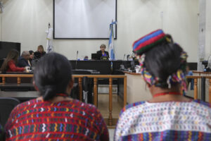 La jueza María Eugenia Castellanos (c), del Tribunal de Mayor Riesgo 'B' del Organismo Judicial guatemalteco, habla este miércoles en Ciudad de Guatemala (Guatemala). EFE/ Mariano Macz