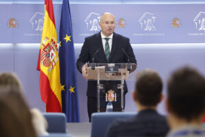 El portavoz del PP en el Congreso, Miguel Tellado, atiende a los medios de comunicación en una rueda de prensa, este martes en el Congreso de Los Diputados.- EFE/ Chema Moya