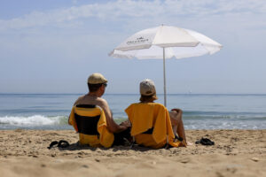Dos personas disfrutan de un día de playa en El Saller, Valencia, este miércoles. EFE/Kai Forsterling