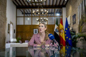 La presidenta de la Junta de Extremadura, María Guardiola, durante su entrevista con la Agencia EFE con motivo del ecuador de la legislatura y a dos semanas del debate sobre el estado de la región. La jefa del Ejecutivo extremeño, María Guardiola, considera que si el presidente del Gobierno y líder del PSOE, Pedro Sánchez, quiere "aguantar" hasta 2027, "del PSOE que conocíamos no quedarán ni los escombros".- EFE/ Jero Morales