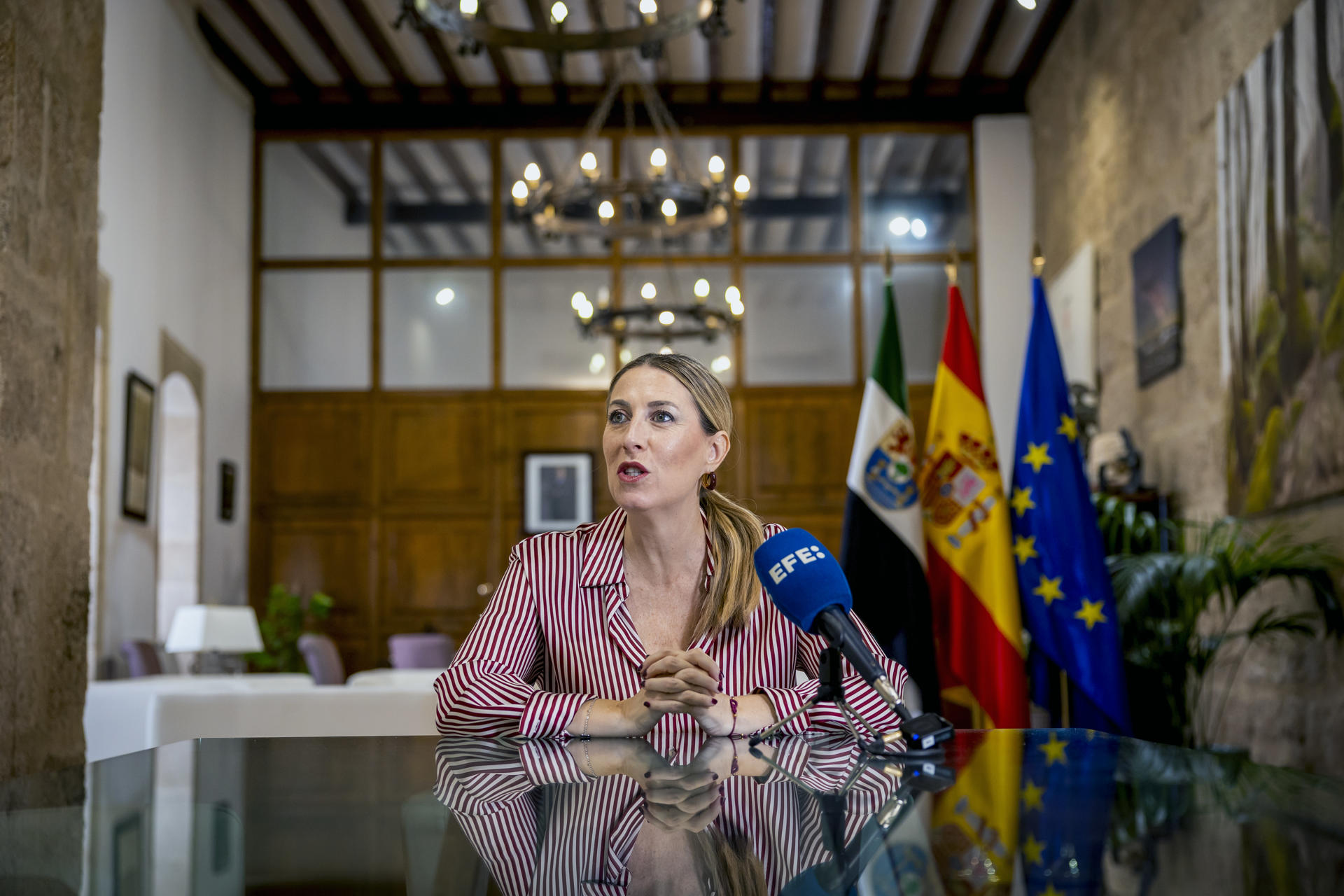 La presidenta de la Junta de Extremadura, María Guardiola, durante su entrevista con la Agencia EFE con motivo del ecuador de la legislatura y a dos semanas del debate sobre el estado de la región. La jefa del Ejecutivo extremeño, María Guardiola, considera que si el presidente del Gobierno y líder del PSOE, Pedro Sánchez, quiere "aguantar" hasta 2027, "del PSOE que conocíamos no quedarán ni los escombros".- EFE/ Jero Morales