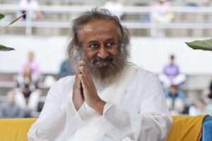 El gurú indio Gurudev Sri Sri Ravi Shankar saluda este sábado, 21 de mayo, a los asistentes a una masiva sesión de yoga, en la Plaza La Santamaría, en Bogotá (Colombia). EFE/Mauricio Dueñas