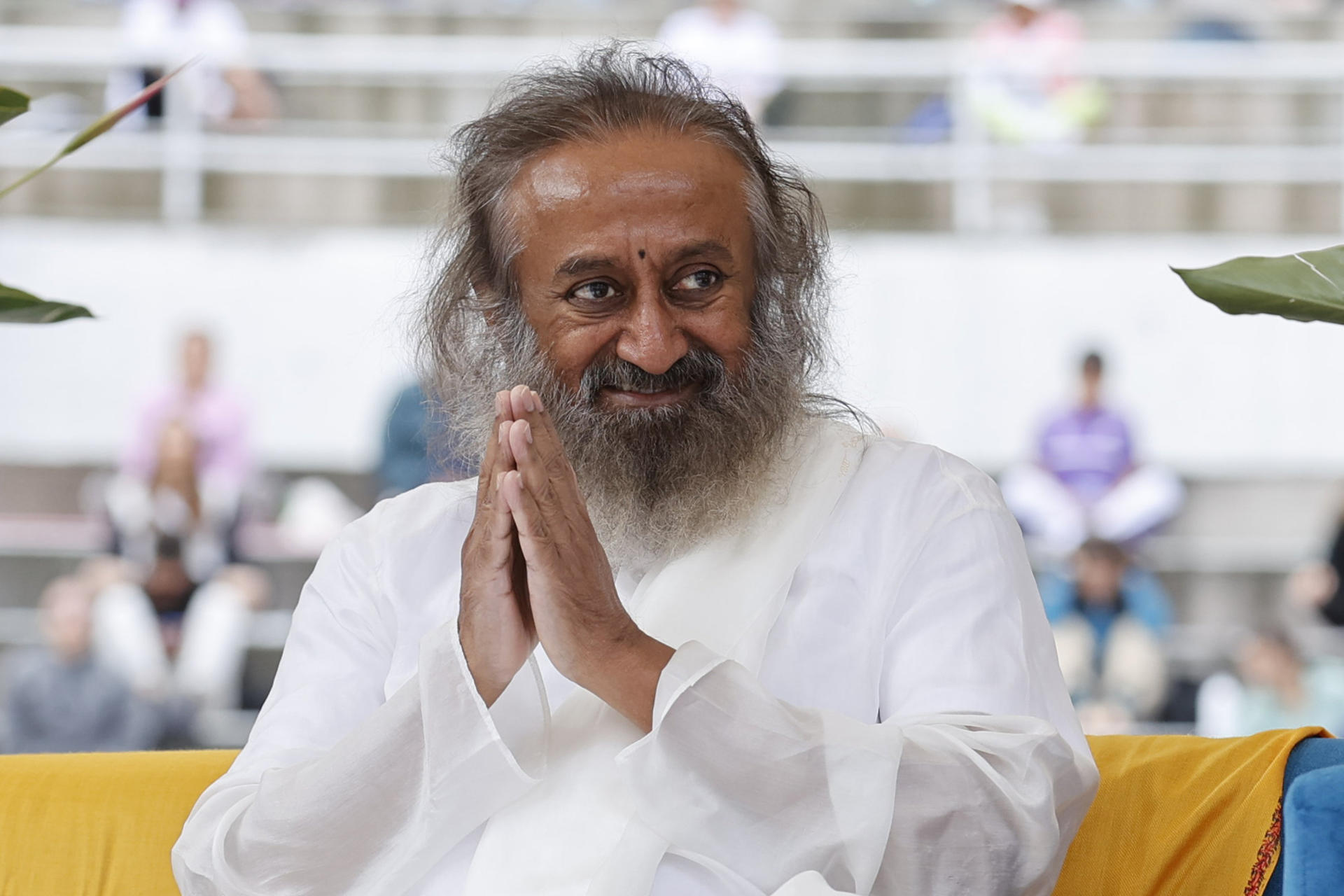 El gurú indio Gurudev Sri Sri Ravi Shankar saluda este sábado, 21 de mayo, a los asistentes a una masiva sesión de yoga, en la Plaza La Santamaría, en Bogotá (Colombia). EFE/Mauricio Dueñas