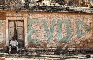 Fotografía de un mural del expresidente de Bolivia Evo Morales este viernes, en Cochabamba (Bolivia). EFE/Jorge Ábrego