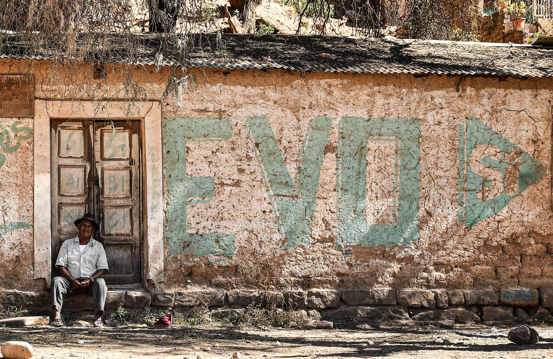 Fotografía de un mural del expresidente de Bolivia Evo Morales este viernes, en Cochabamba (Bolivia). EFE/Jorge Ábrego
