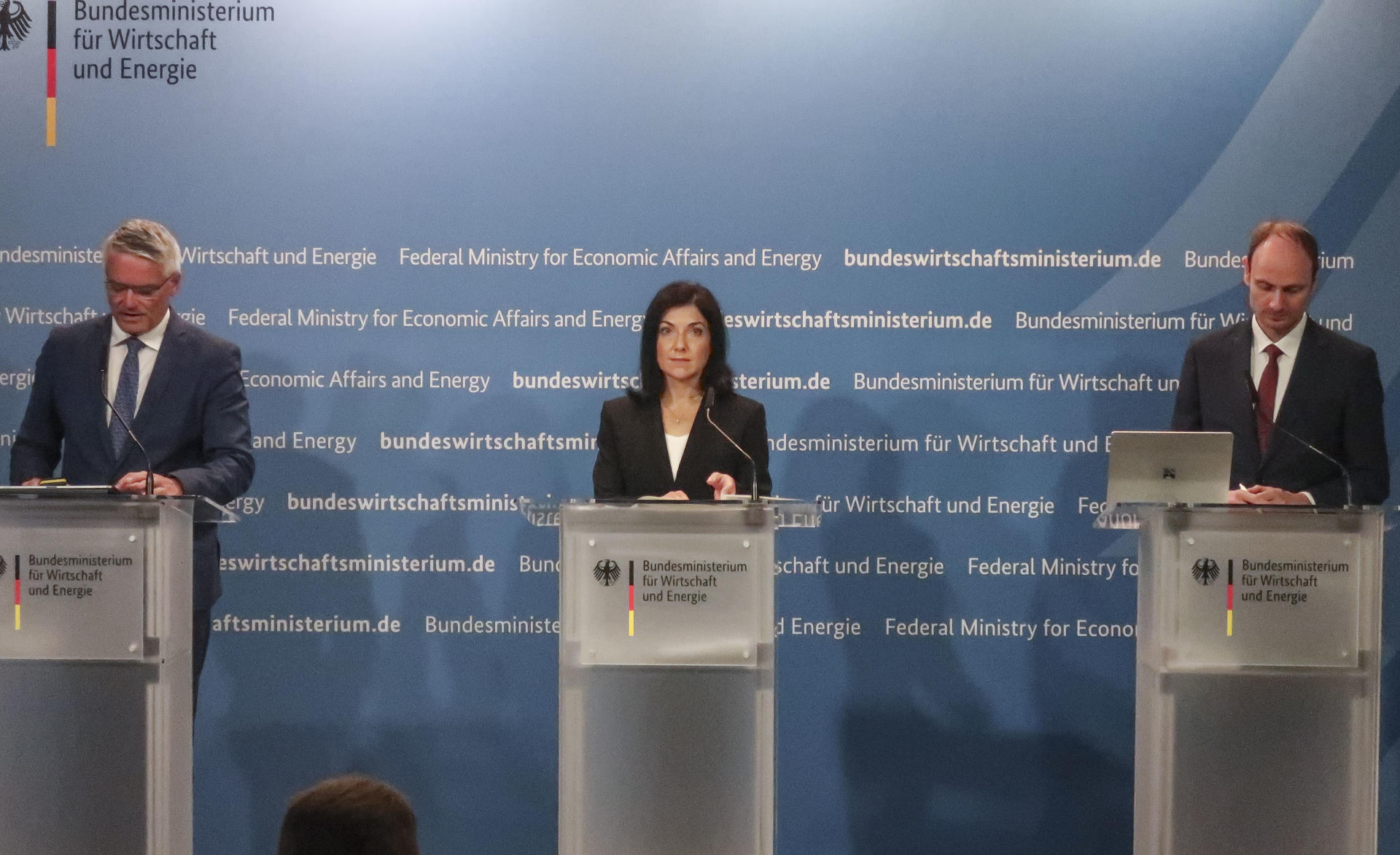La ministra alemana de Economía y Energía, Katharina Reiche, junto al secretario general de la OCDE, Mathias Cormann (i), durante una rueda de prensa. La Organización para la Cooperación y el Desarrollo Económico (OCDE) recomendó este jueves a Alemania acelerar la implementación de una serie de reformas estructurales con el objetivo de salir del estancamiento económico de la última década, que se ha visto agravado por la crisis energética desencadenada por la invasión rusa de Ucrania. EFE/ Lucas Rubio Albizu