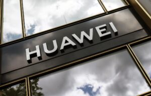 El logotipo de Huawei se ve en la tienda de la compañía antes de un evento de lanzamiento de producto en Berlín, Alemania, el 15 de mayo de 2025. EFE/EPA/Hannibal Hanschke