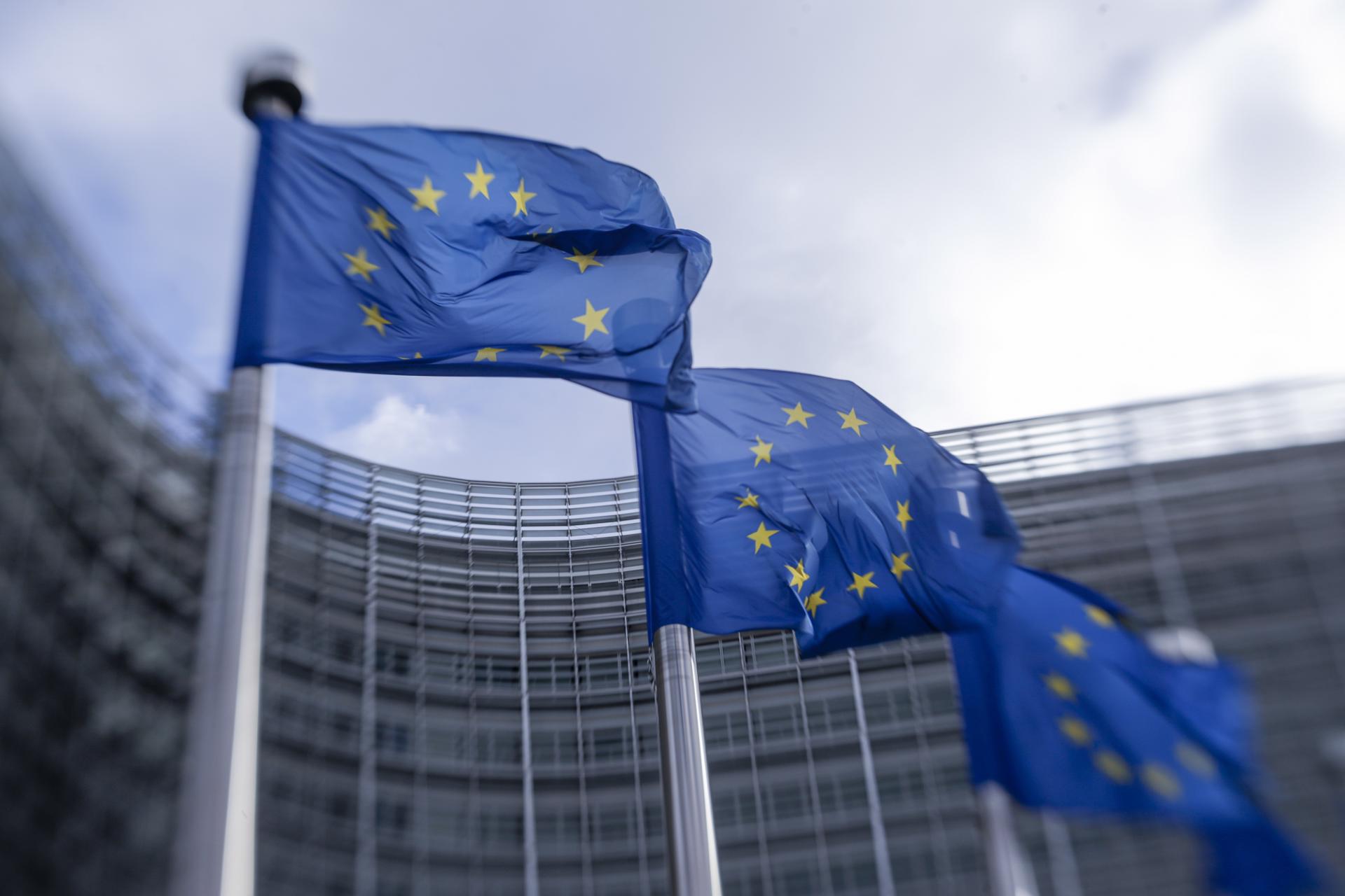 Imagen de archivo de banderas de la Unión Europea frente a la sede de la Comisión Europea en Bruselas. EFE/EPA/OLIVIER HOSLET Taken with Lensbaby[Taken with Lensbaby]