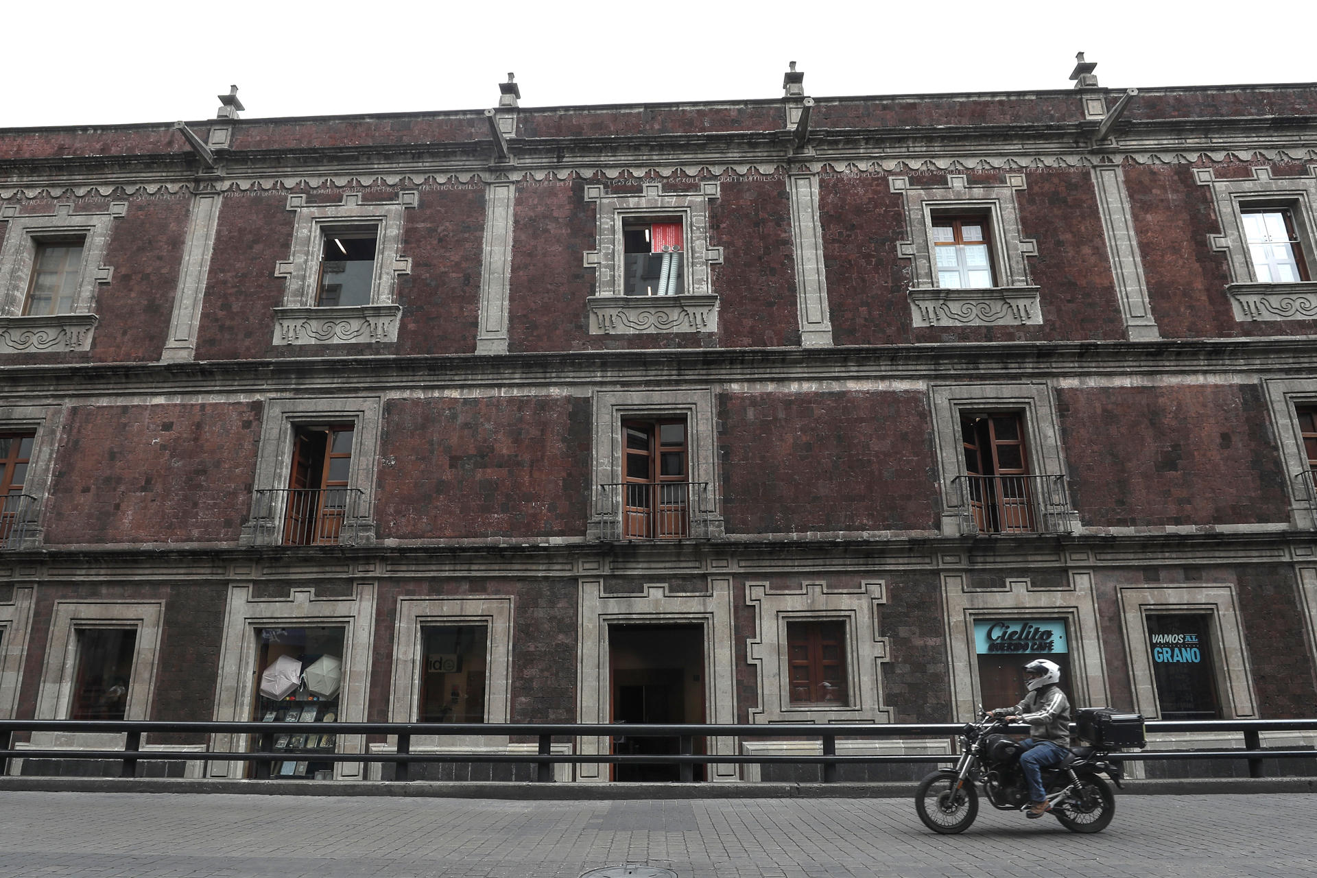 Fotografía donde se observa el desnivel en el edificio del Museo de Economía este lunes, en Ciudad de México (México). EFE/ Isaac Esquivel