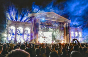 El artista argentino Duki, una de las voces más influyentes del trap y el rap en español, durante su actuación este viernes en el festival Holika, que en su séptima edición reúne a unos 80 artistas del reguetón, trap y electrónica, este viernes en Calahorra. EFE/Raquel Manzanares