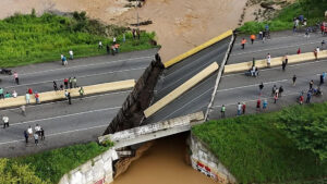 Fotografía del 25 de junio de 2025, tomada de la red social X de la cuenta oficial del Ministerio del Poder Popular para el Ecosocialismo @MINECPortuguesa, que muestra un puente colapsado por las fuertes lluvias en Ospino (Venezuela). EFE/ @minecportuguesa /SOLO USO EDITORIAL/NO VENTAS/SOLO DISPONIBLE PARA ILUSTRAR LA NOTICIA QUE ACOMPAÑA (CRÉDITO OBLIGATORIO)